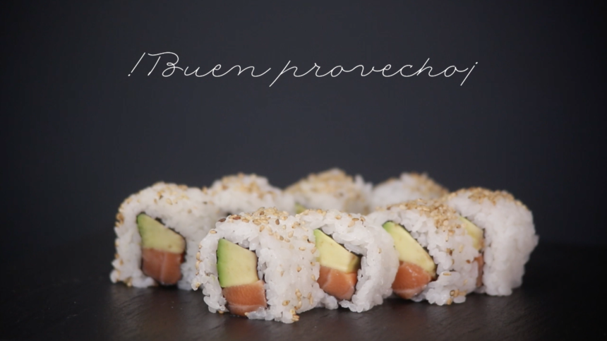 Cómo hacer rollos de uramaki. Tu receta de sushi en 7 pasos.